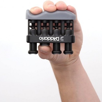 Aparelho de exercício para dedos D'Addario em mão, preto e cinzento