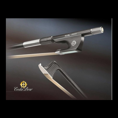 Arco para instrumento de cordas com material em carbono e detalhes prateados, texto 'CodaBow' e símbolo da marca