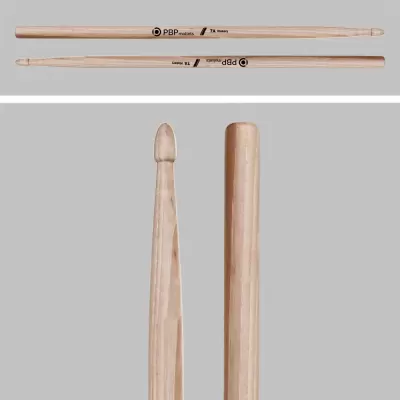 Par de baquetas de bateria em madeira clara com inscrições pretas.