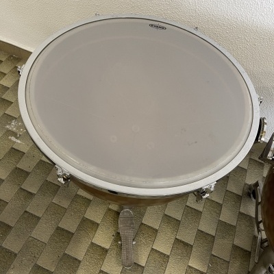 Tambor de percussão com pele branca e corpo em madeira