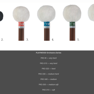 Set de sete baquetas de percussão com cabeças de diversas cores e materiais, numeradas, sobre fundo cinzento com texto de descrição