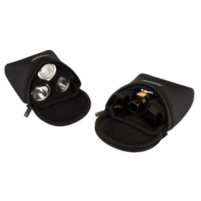 Duas bolsas negras de neopreno abertas com acessórios metálicos dentro