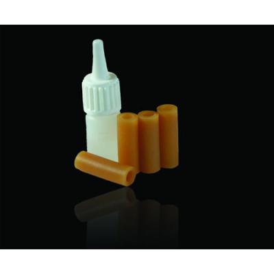 Frasco branco com tampa e quatro protetores castanhos ao lado