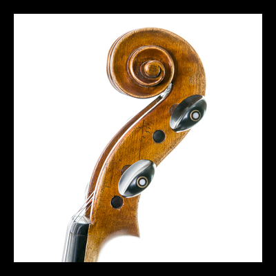 Parte superior de violino em madeira polida castanha com tarraxas pretas