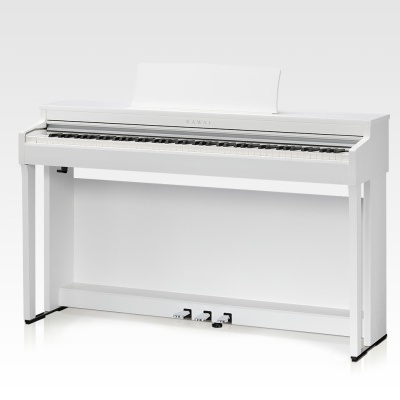 Piano digital branco com 88 teclas e três pedais sobre piso claro