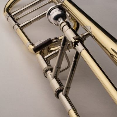 Trombones de metal dourado e prateado com superfície polida