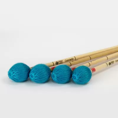 Cinco baquetas de madeira com cabeças azuis para percussão