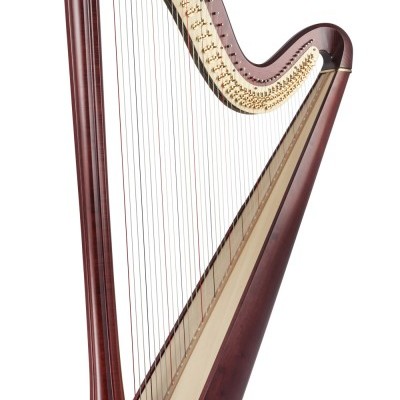 Harpa elegante em madeira castanho escuro com cordas metálicas e pedais