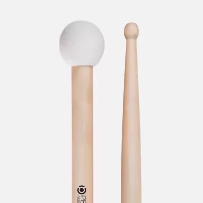 Dois baquetas de percussão em madeira clara, uma com ponta esférica branca e outra com ponta pequena de madeira