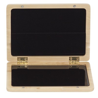 Caixa de madeira clara com interior a veludo preto aberta