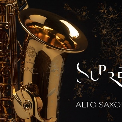 Saxofone alto dourado com texto SUPREME e ALTO SAXOPHONE em fundo preto com padrão floral