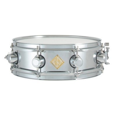 Bateria de caixa cromada com detalhes metálicos e logotipo dourado