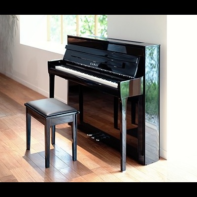 Piano vertical preto brilhante com banco estofado preto em espaço interior com chão de madeira