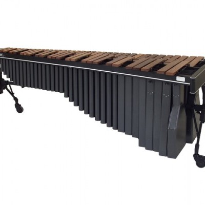 Marimba com placas de madeira castanhas e estrutura preta com rodas