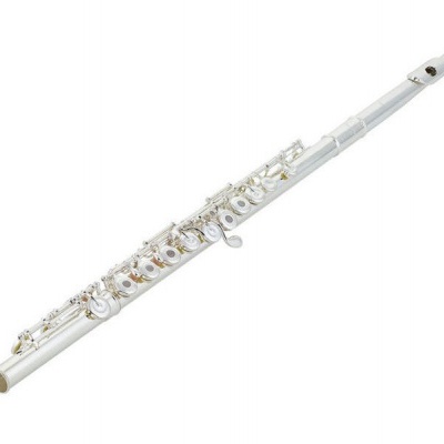 Flauta transversal prateada sobre fundo branco