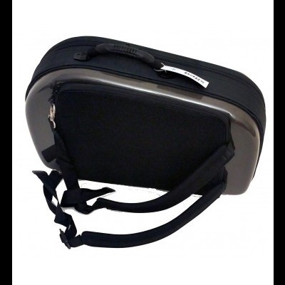 Mala de transporte rígida preta com alças de mochila e etiqueta branca