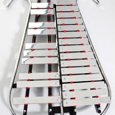 Xilofone metálico cromado com marcadores de notas e estrutura prateada