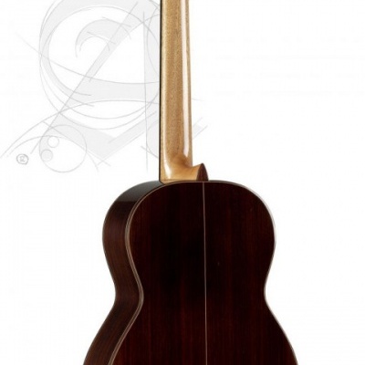 Guitarra clássica de madeira escura vista de costas