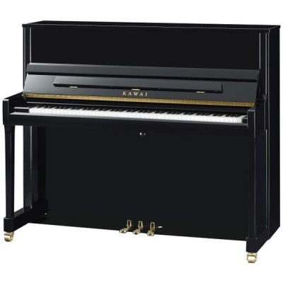 Piano vertical preto KAWAI com três pedais e teclas