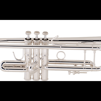 Trompete prateado com três pistões e acabamento metálico brilhante
