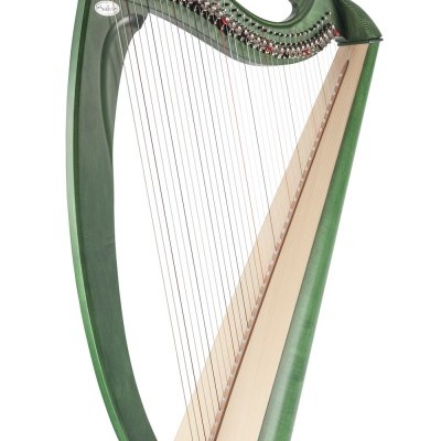 Harpa verde com cordas metálicas em fundo branco