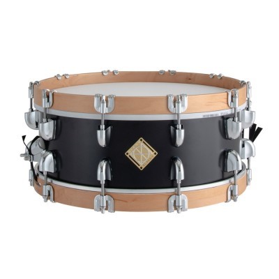 Caixa de bateria preta com aros de madeira clara e ferragens metálicas cromadas