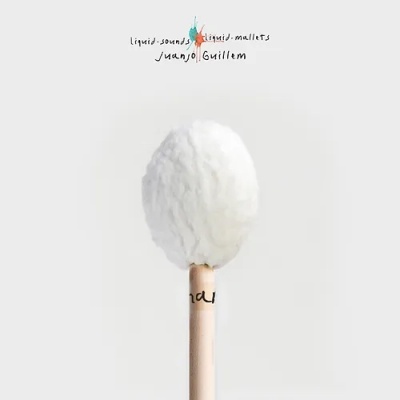 Baqueta de percussão com cabeça branca felpuda e cabo em madeira clara com texto