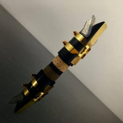 Boquilha de clarinete preta e dourada com inscrição Vandoren.