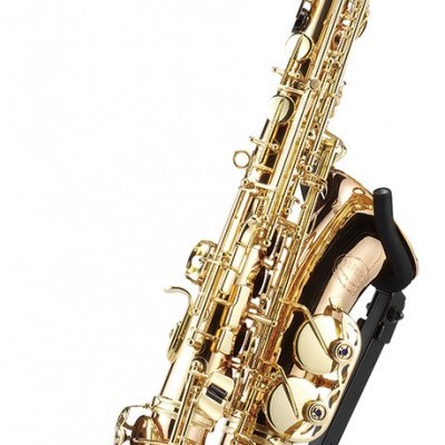 Saxofone tenor dourado em suporte preto com detalhes amarelos
