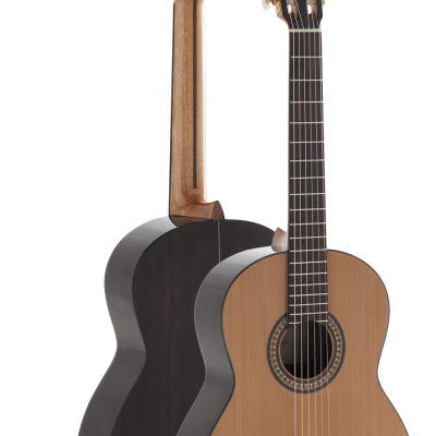 Dois violões clássicos, frente e verso visíveis, corpo madeira clara e escura