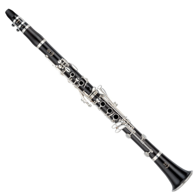 Clarinete preto com chaves prateadas num fundo branco