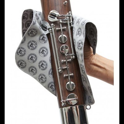 Pano cinzento com padrão BASSO MARCA a limpar fagote com madeira escura e peças metálicas