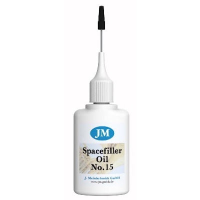 Frasco branco de óleo com tampa bico aplicador preta e rótulo com texto JM Spacefiller Oil No.15