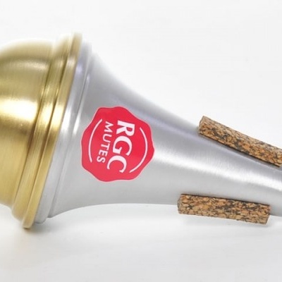 Mutença de metal prateado com desenho dourado e detalhes em cortiça