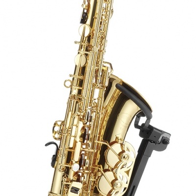 Saxofone alto dourado em suporte preto e amarelo