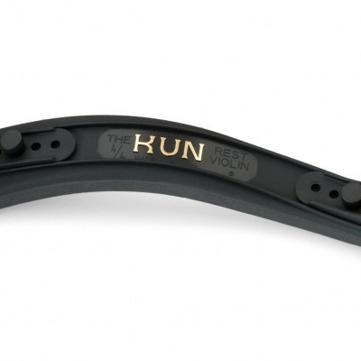 Espaleira para violino preta com encaixes laterais bege e texto dourado