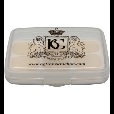 Estojo plástico com tampa decorada e palhetas dentro