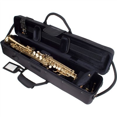 Saxofone tenor dourado em estojo preto aberto