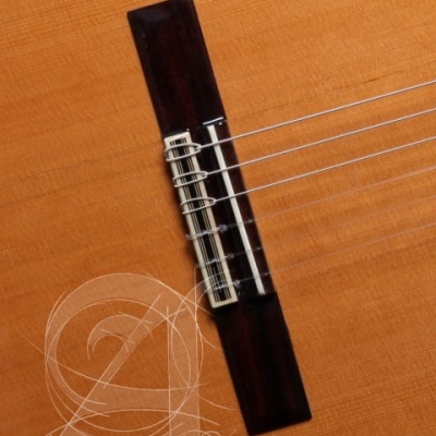 Guitarra clássica em madeira com cordas metálicas