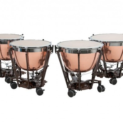Conjunto de quatro timbales com copos metálicos cobre e tripés pretos com rodas