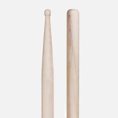 Par de baquetas de madeira clara, com diferentes pontas, em fundo branco