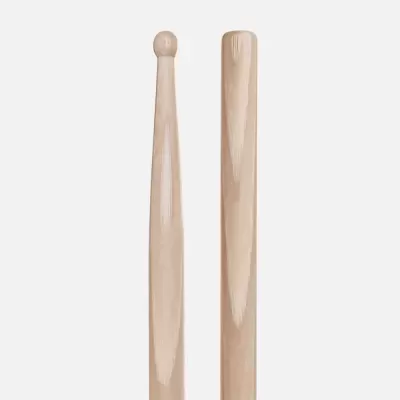 Duas baquetas de madeira clara, ponta arredondada e ponta quadrada.