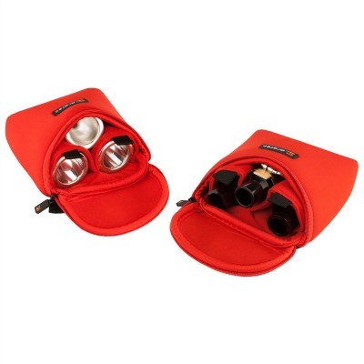 Bolsas vermelhas abertas com cápsulas e acessórios para máquina de café.