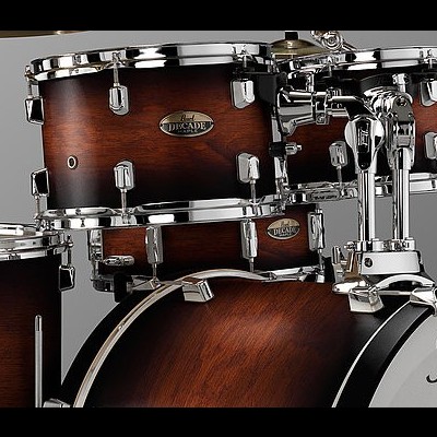 Bateria musical Pearl com acabamento castanho e detalhes cromados