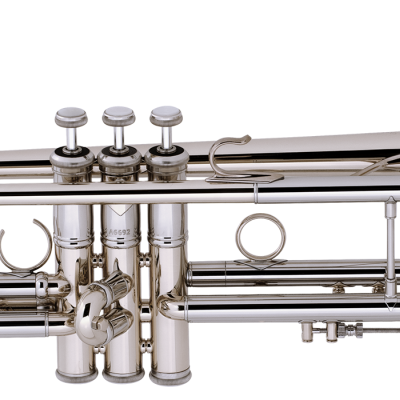 trompete prateado com três válvulas e bocal cromado