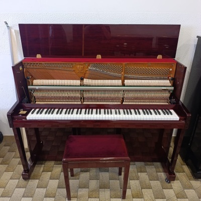 Piano vertical aberto castanho escuro com banco de veludo castanho
