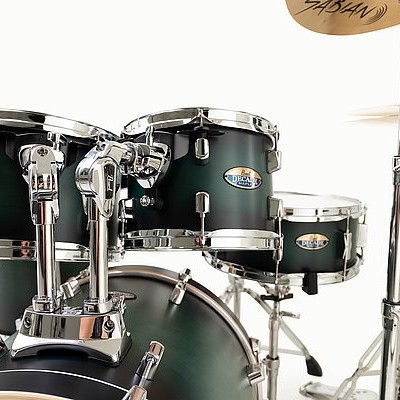 Conjunto de bateria acústica verde com pratos Sabian