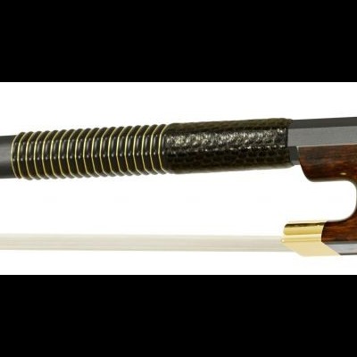 Arco de violino preto com detalhes dourados e empunhadura castanha