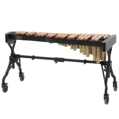 Marimba de madeira castanha com estrutura preta em fundo branco