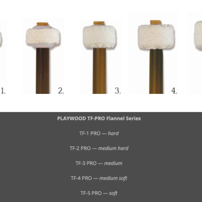 Cinco baquetas de madeira com cabeças de flanela branca e descrição da série e dureza em fundo cinza